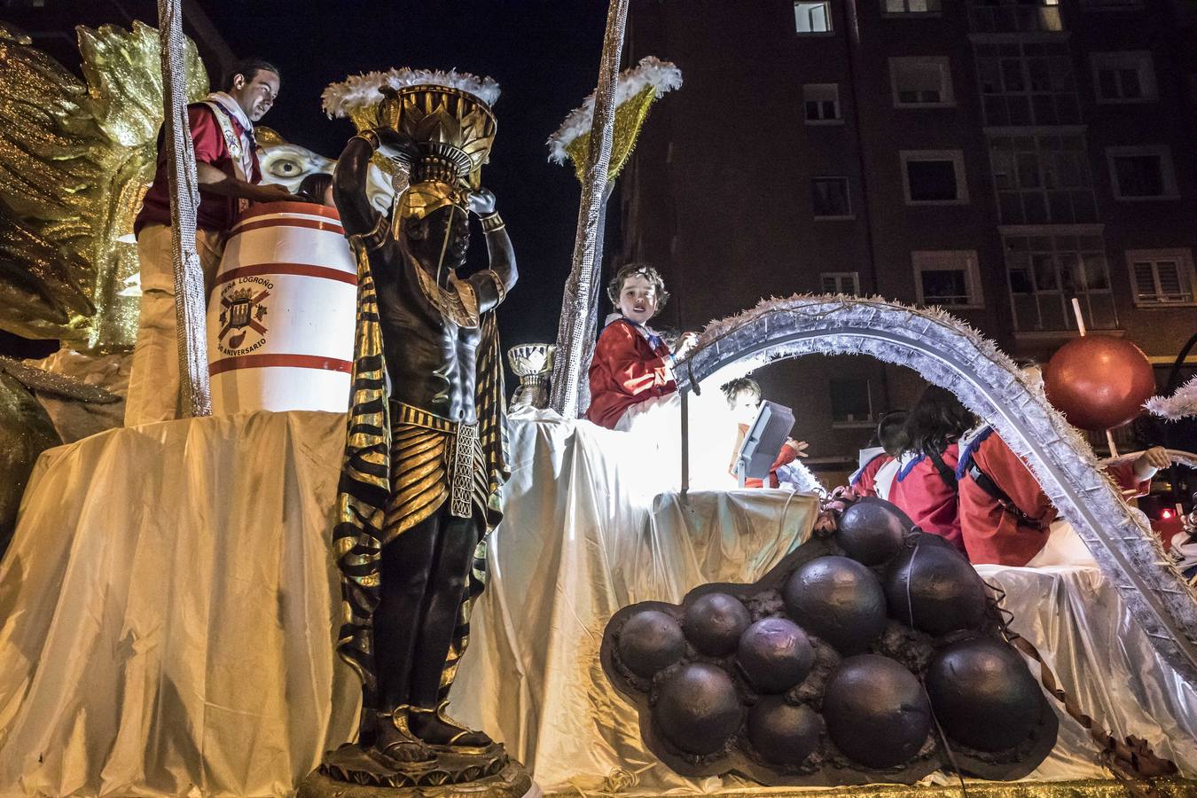 La carroza de la Federación de Casas Regionales, alusiva al lujo de disfrutar del Rioja en la mesa, ha ganado hoy el concurso del tradicional desfile de carrozas de las Fiestas de San Mateo y 61 Vendimia Riojana, de Logroño.