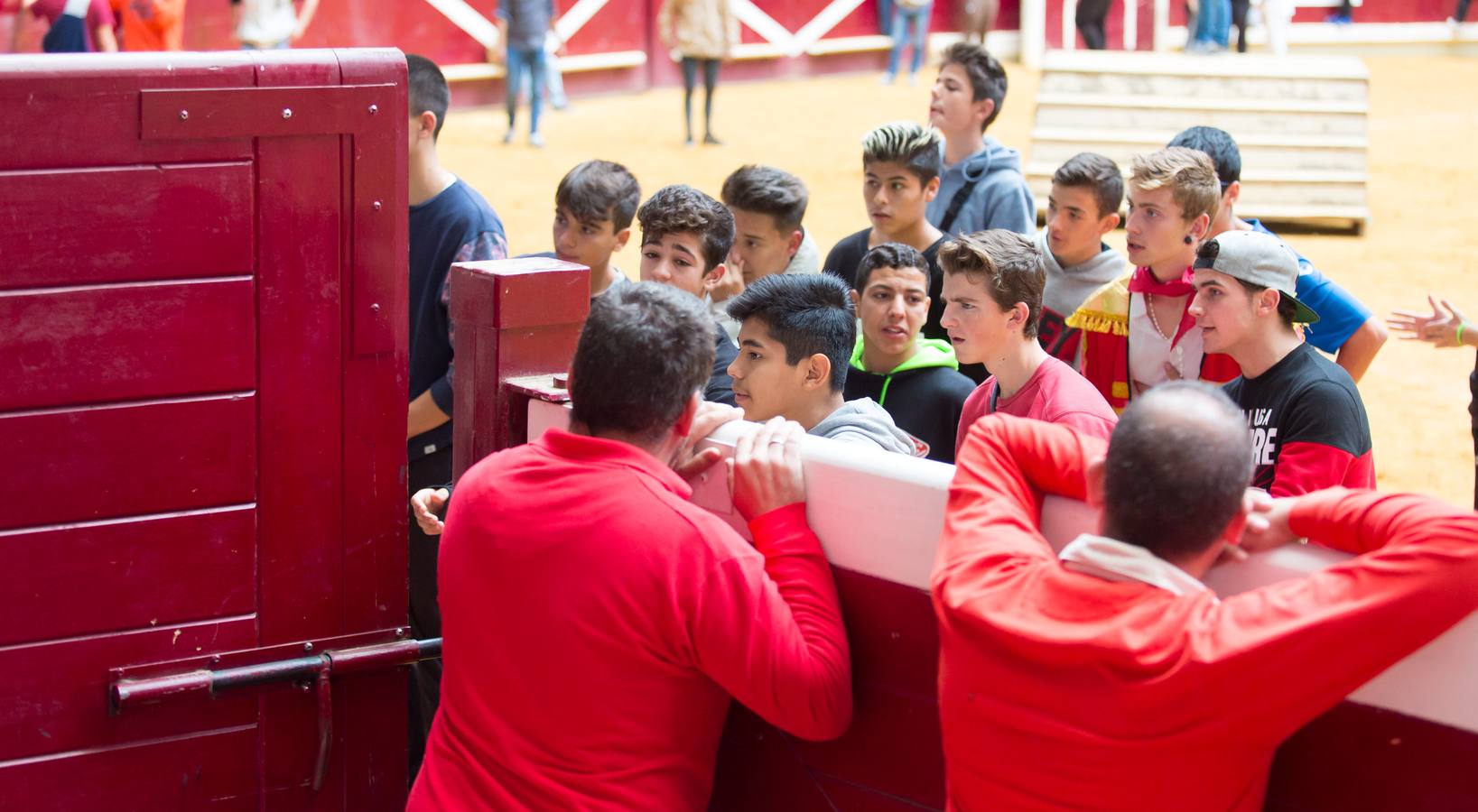 Los asistentes a las vaquillas disfrutaron de lo lindo con las vaquillas saltarinas de José Arriazu. También hubo exhibición de anillas por los campeones de España.