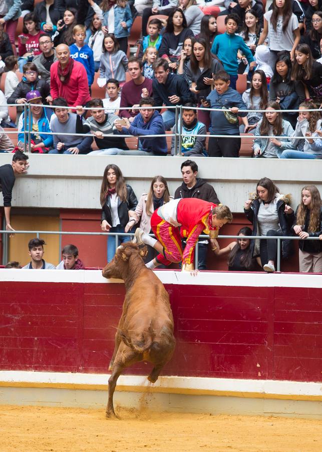 Los asistentes a las vaquillas disfrutaron de lo lindo con las vaquillas saltarinas de José Arriazu. También hubo exhibición de anillas por los campeones de España.