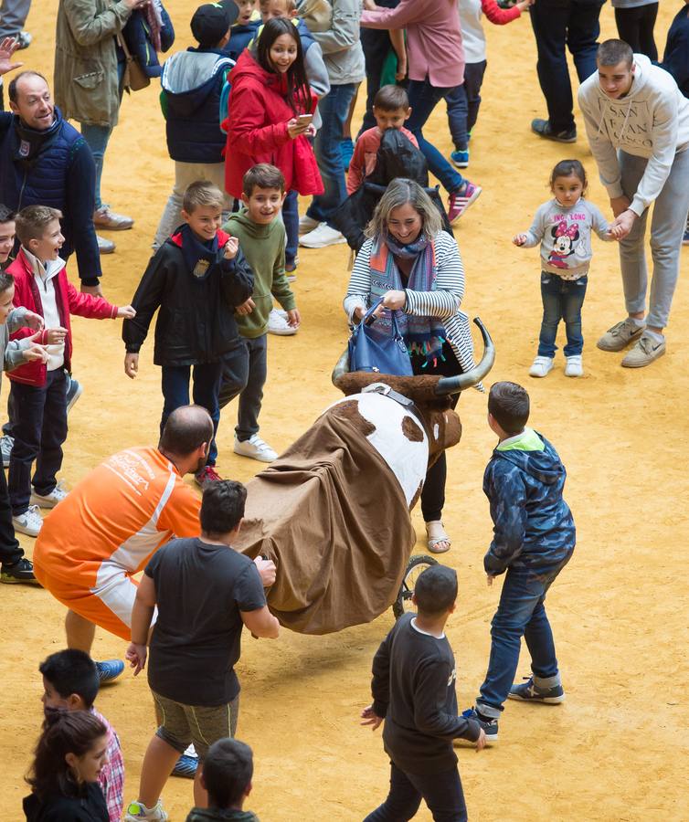 Los asistentes a las vaquillas disfrutaron de lo lindo con las vaquillas saltarinas de José Arriazu. También hubo exhibición de anillas por los campeones de España.