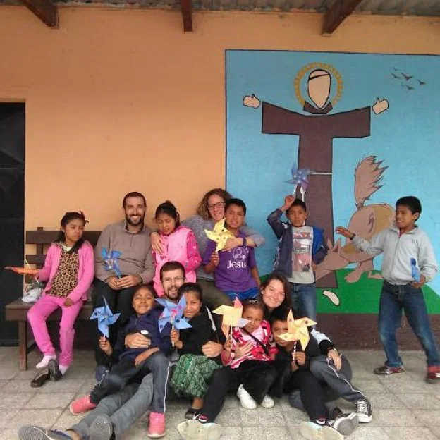 Jaime, María, Carolina y Josu, jóvenes riojanos cooperantes con niños en Guatemala. :: L.R.