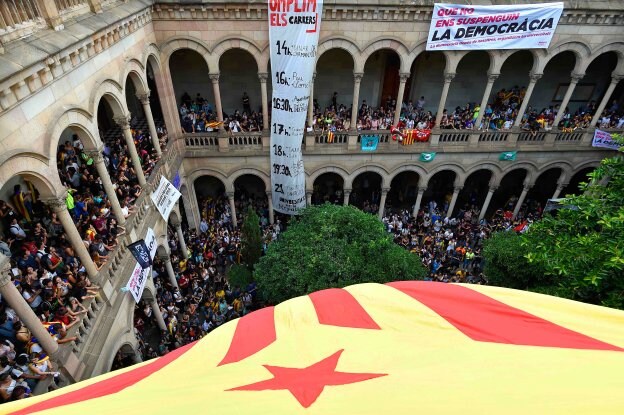 Cientos de estudiantes se concentran en el Patio de Letras de la Universidad de Barcelona. :: L. GENé / afp