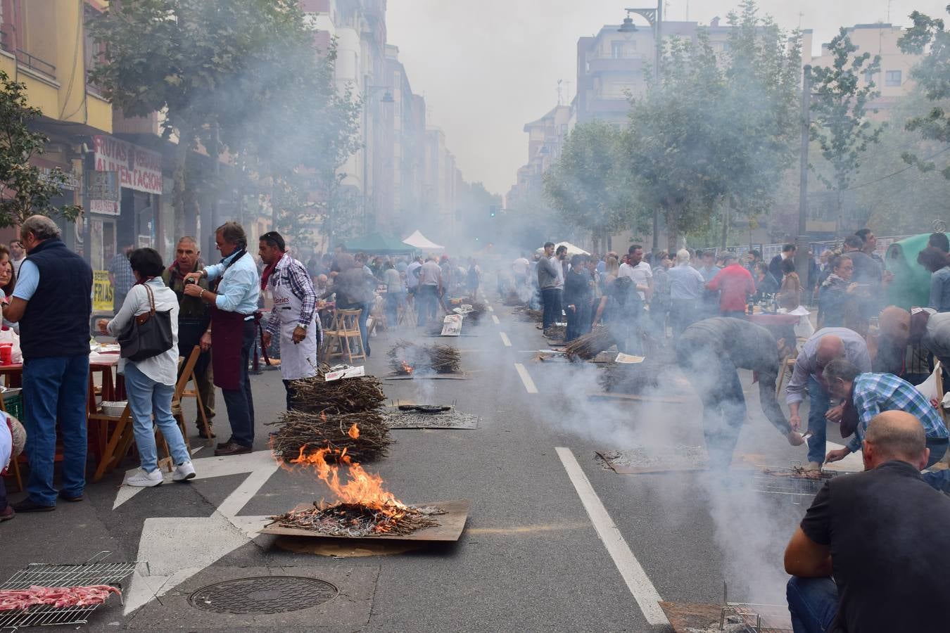 Cientos de personas disfrutaron de las chuletillas al sarmiento en la calle.