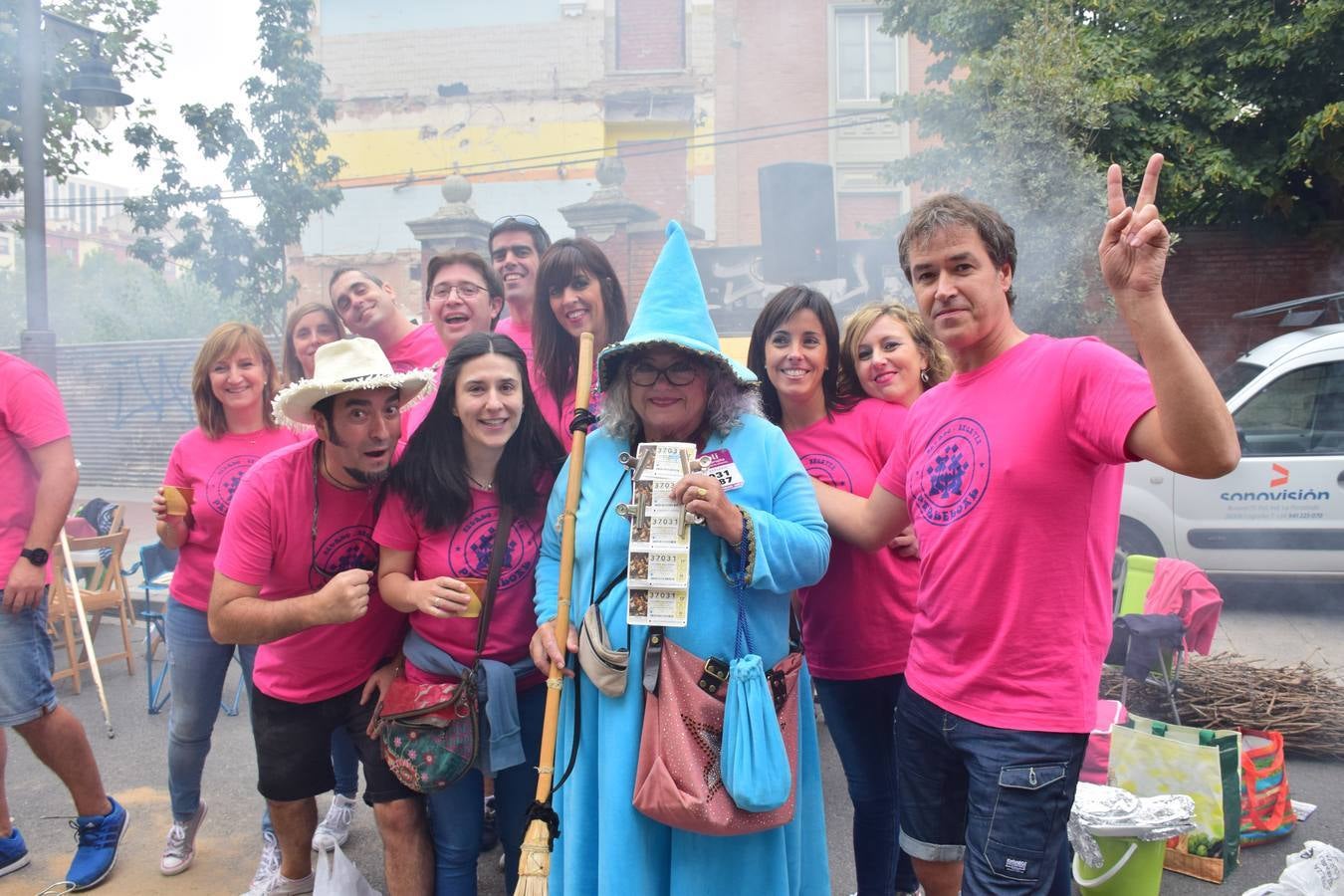 Cientos de personas disfrutaron de las chuletillas al sarmiento en la calle.