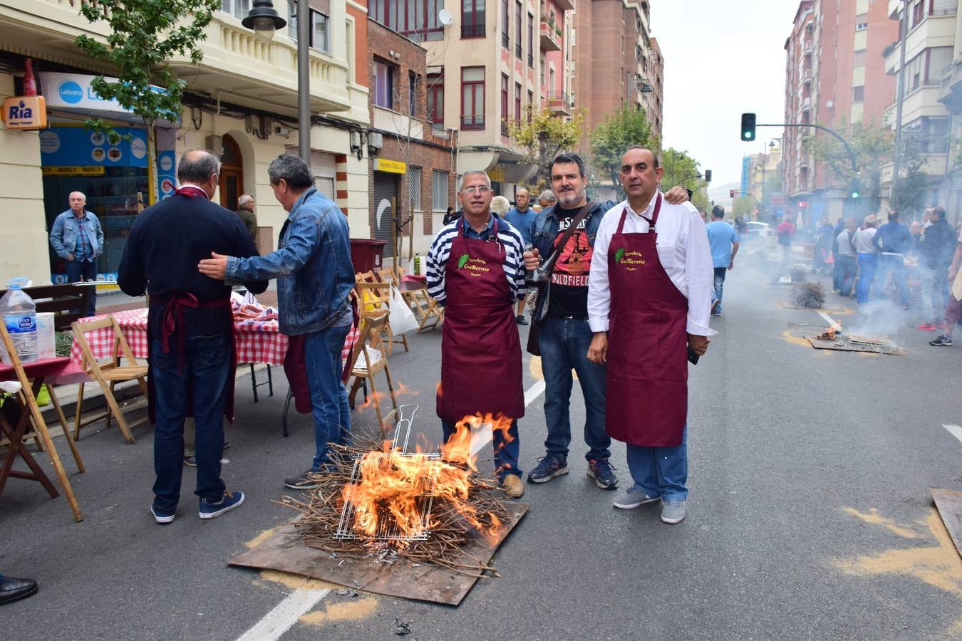 Cientos de personas disfrutaron de las chuletillas al sarmiento en la calle.