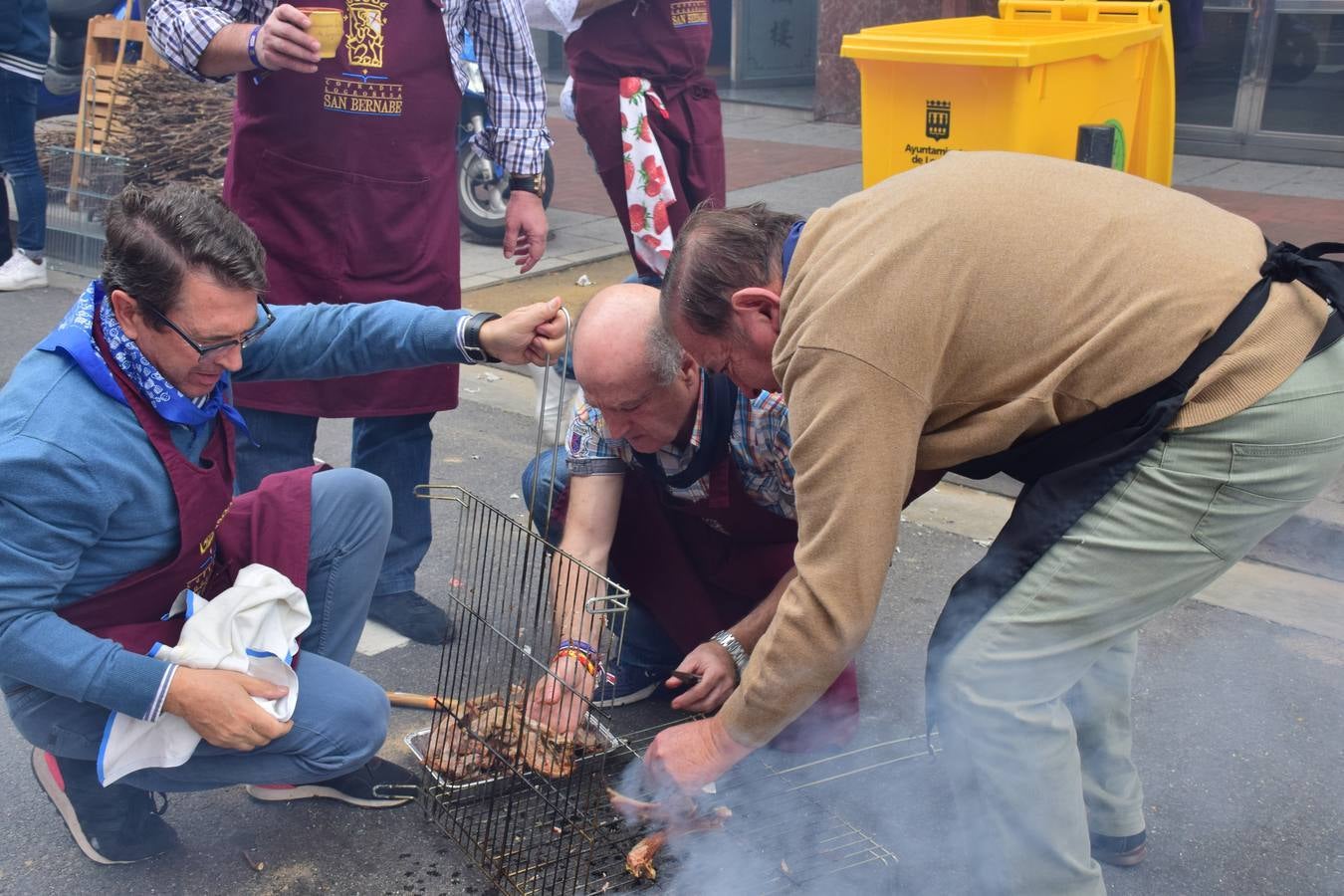 Cientos de personas disfrutaron de las chuletillas al sarmiento en la calle.