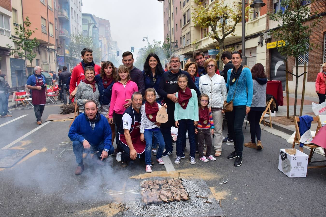 Cientos de personas disfrutaron de las chuletillas al sarmiento en la calle.