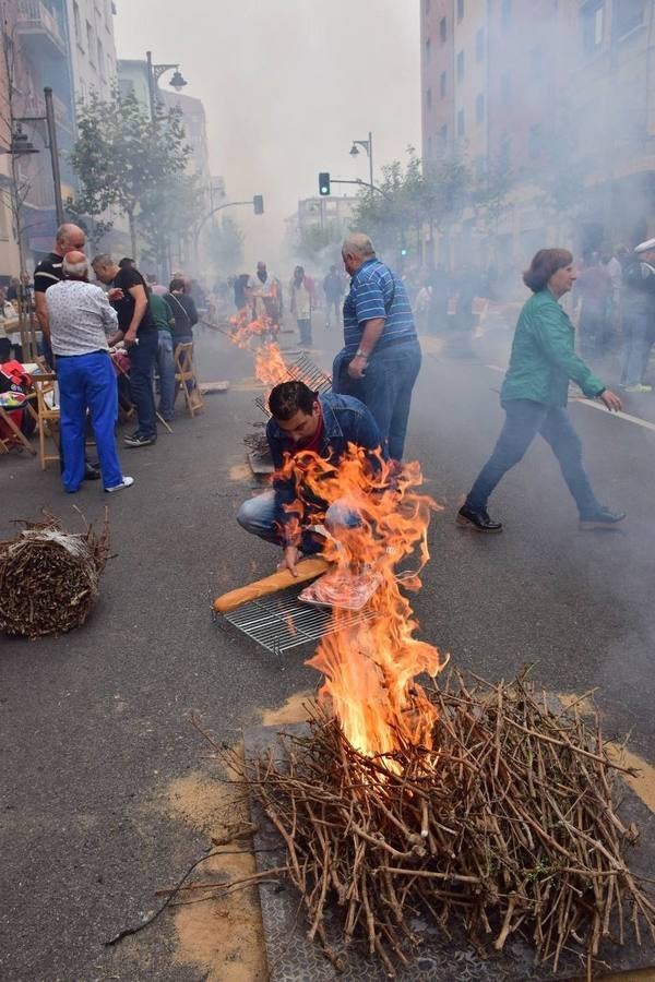 Cientos de personas disfrutaron de las chuletillas al sarmiento en la calle.