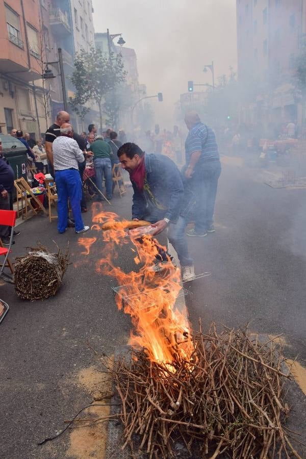 Cientos de personas disfrutaron de las chuletillas al sarmiento en la calle.