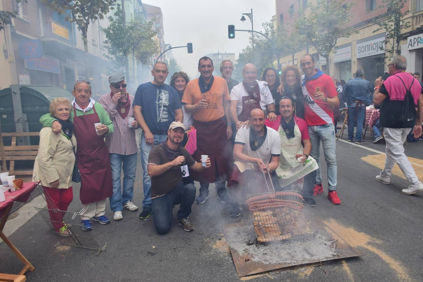 Cientos de personas disfrutaron de las chuletillas al sarmiento en la calle.