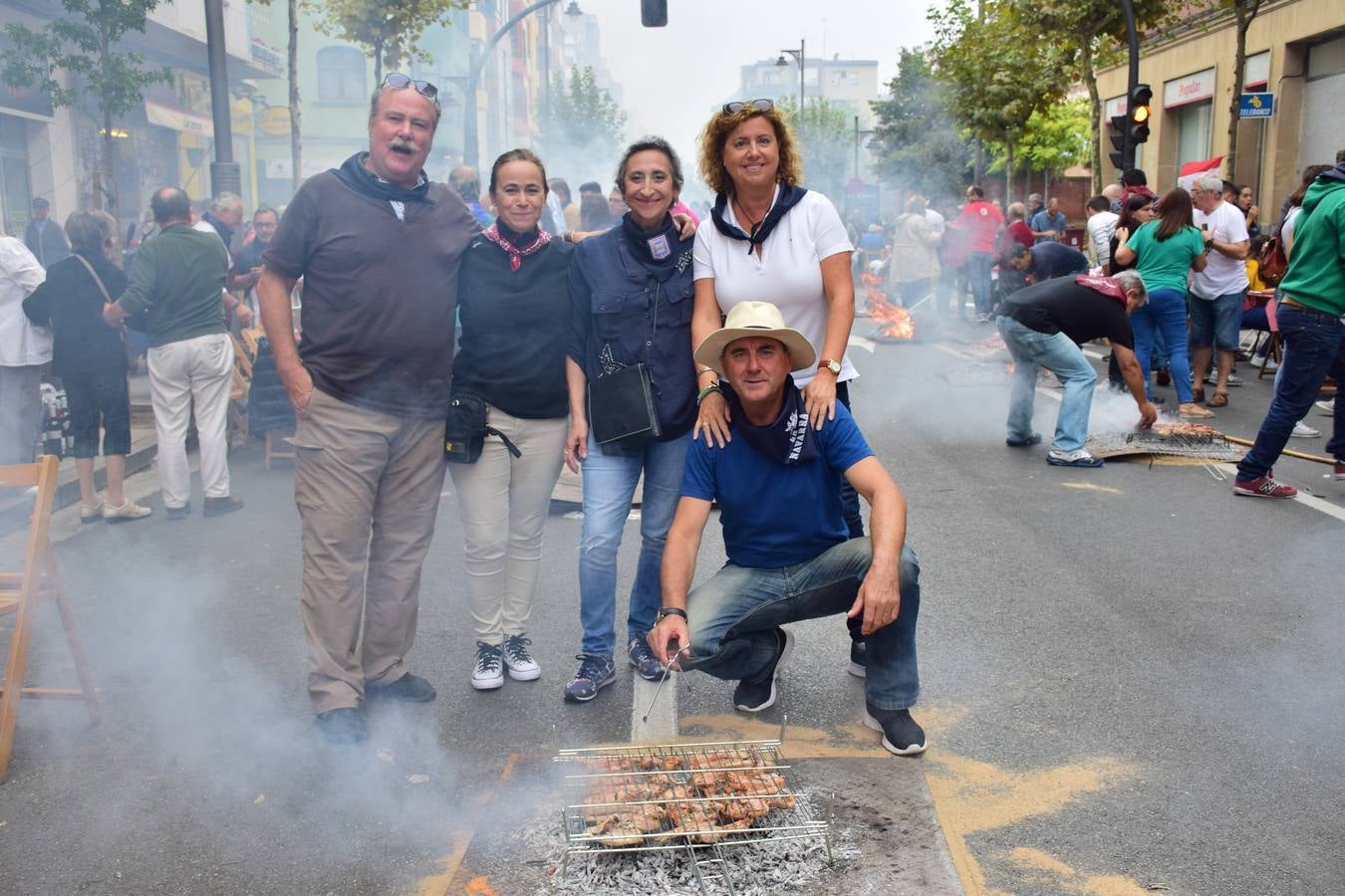 Cientos de personas disfrutaron de las chuletillas al sarmiento en la calle.