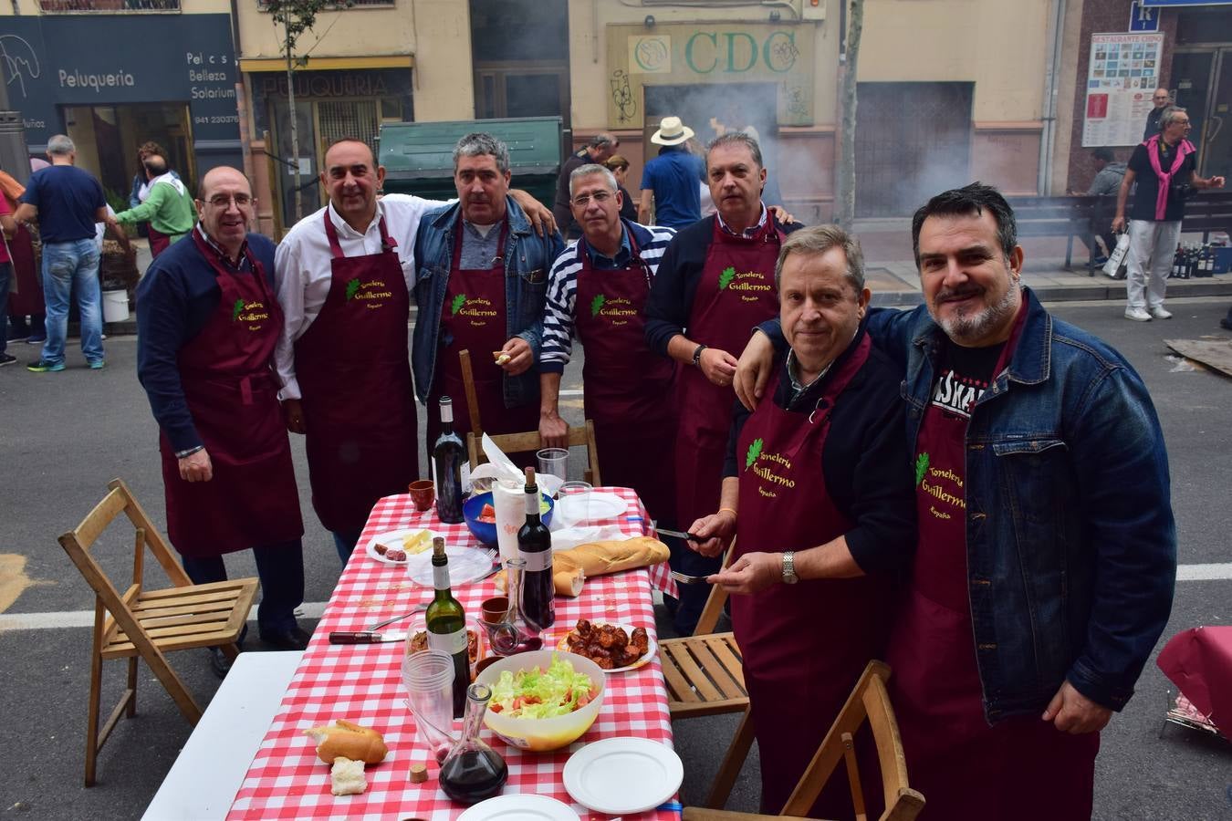 Cientos de personas disfrutaron de las chuletillas al sarmiento en la calle.