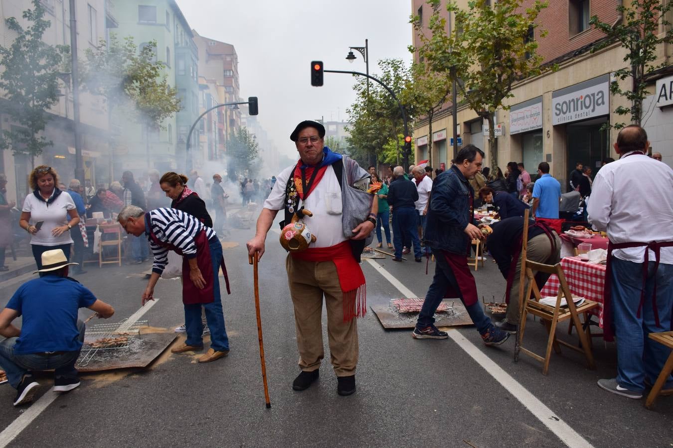 Cientos de personas disfrutaron de las chuletillas al sarmiento en la calle.