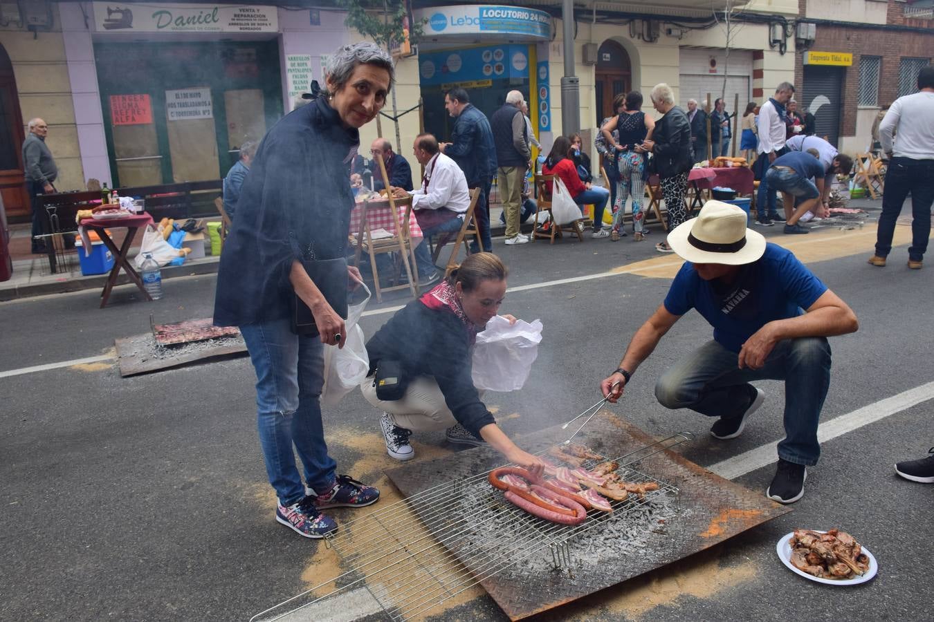 Cientos de personas disfrutaron de las chuletillas al sarmiento en la calle.