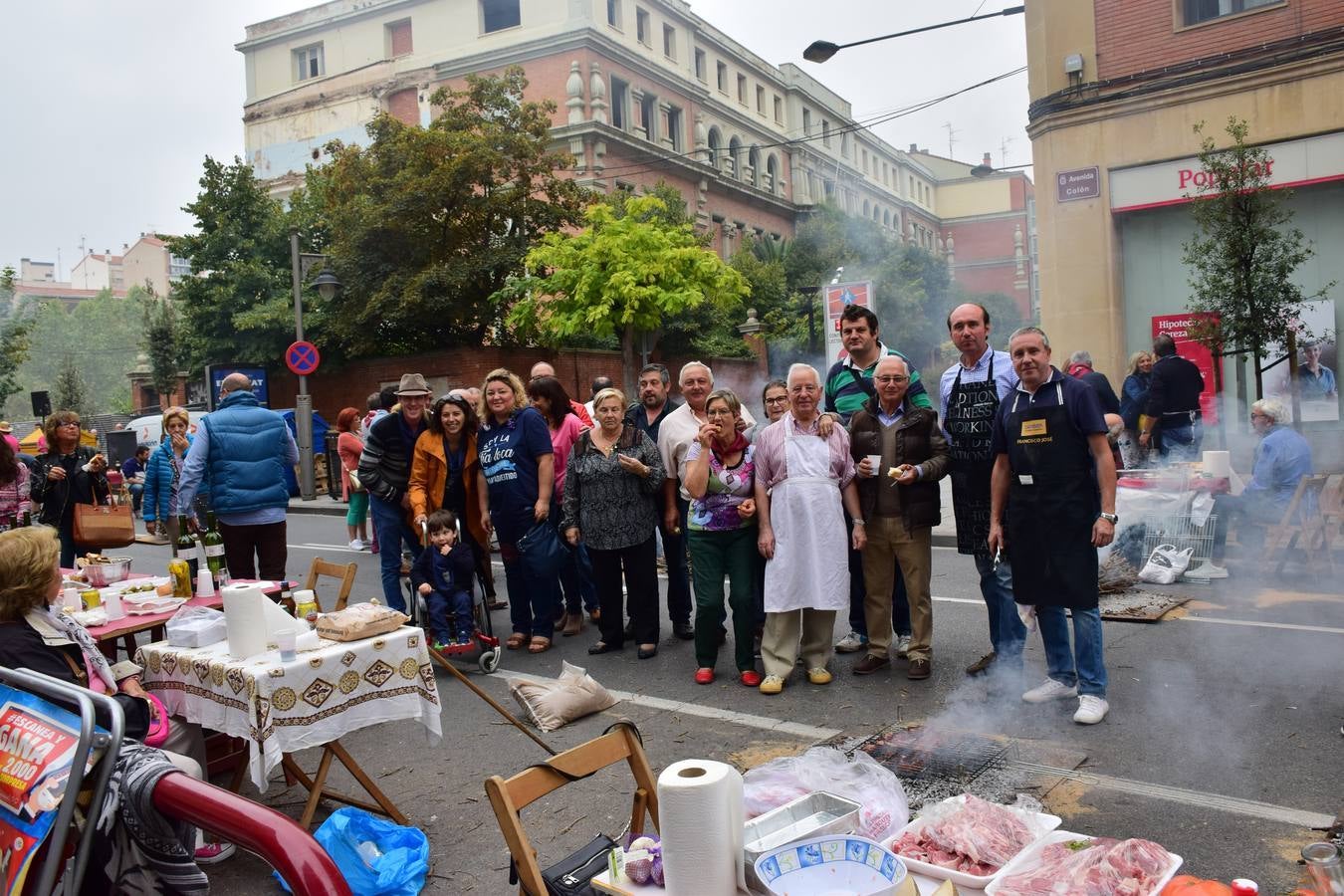 Cientos de personas disfrutaron de las chuletillas al sarmiento en la calle.