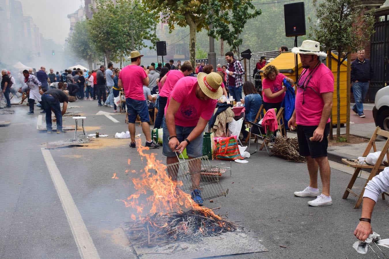 Cientos de personas disfrutaron de las chuletillas al sarmiento en la calle.