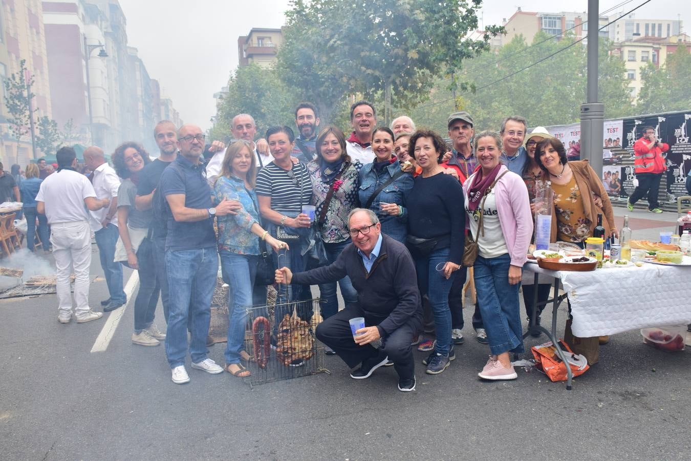 Cientos de personas disfrutaron de las chuletillas al sarmiento en la calle.