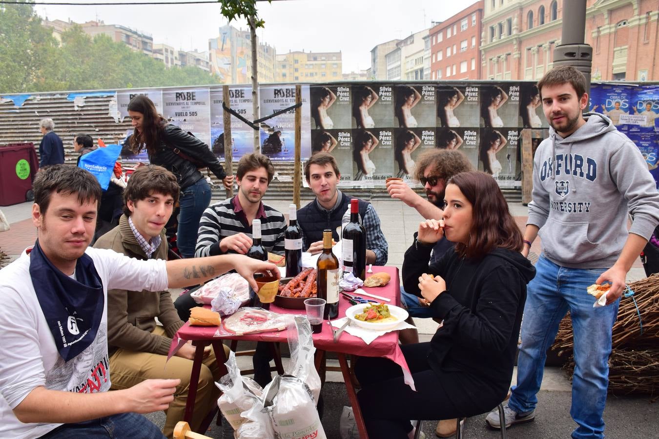 Cientos de personas disfrutaron de las chuletillas al sarmiento en la calle.