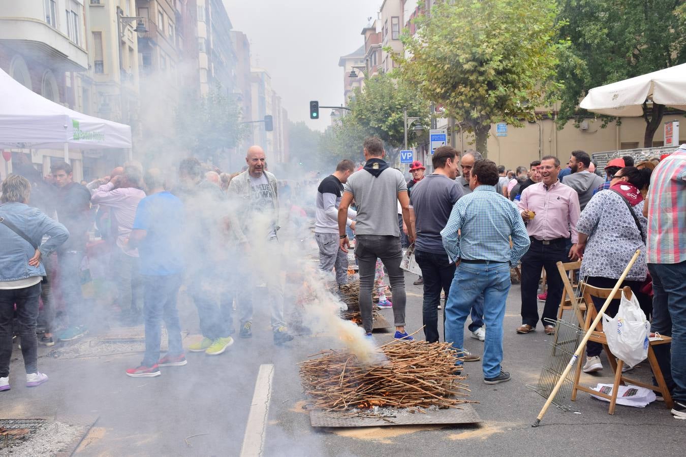 Cientos de personas disfrutaron de las chuletillas al sarmiento en la calle.