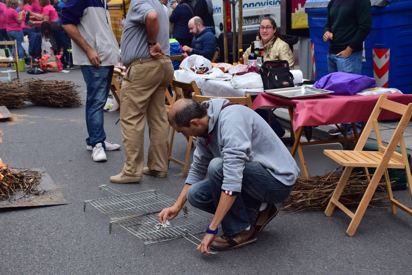 Cientos de personas disfrutaron de las chuletillas al sarmiento en la calle.