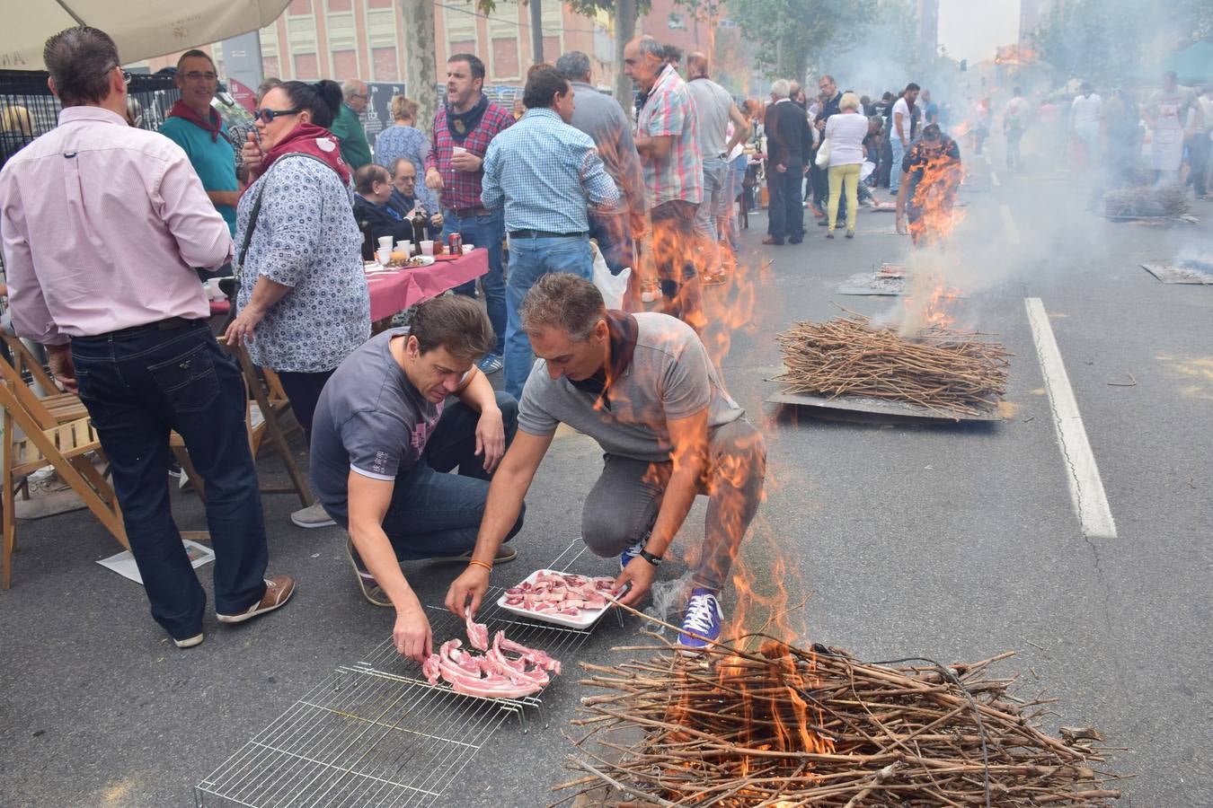 Cientos de personas disfrutaron de las chuletillas al sarmiento en la calle.