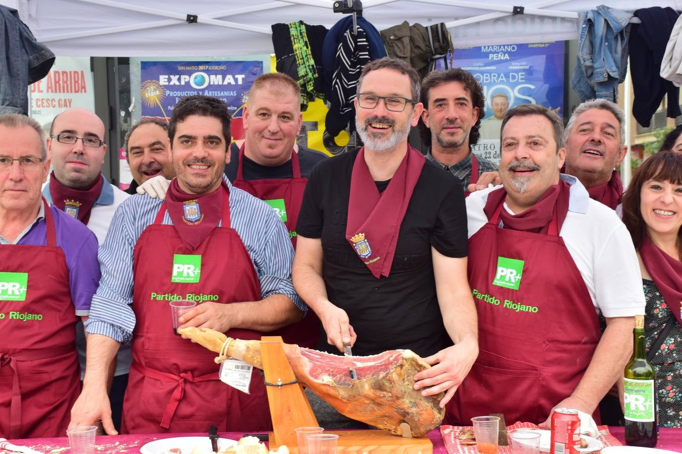 Cientos de personas disfrutaron de las chuletillas al sarmiento en la calle.