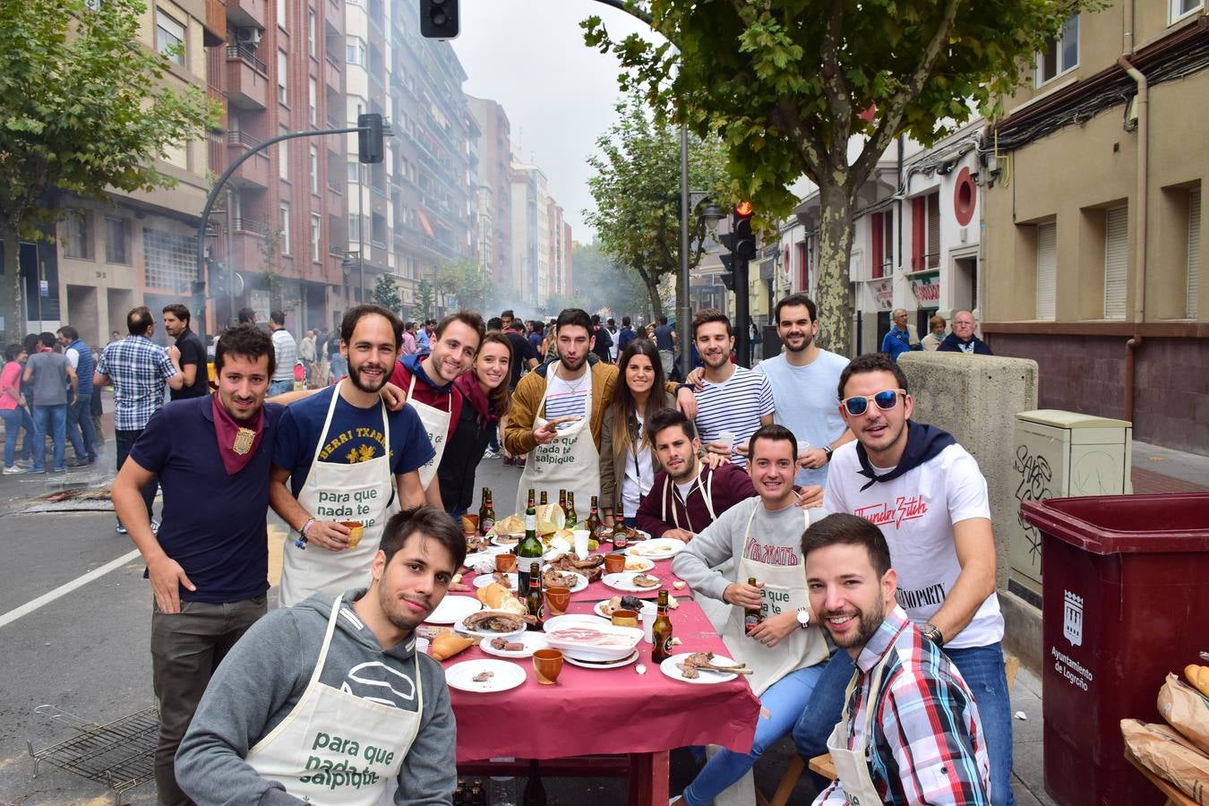 Cientos de personas disfrutaron de las chuletillas al sarmiento en la calle.