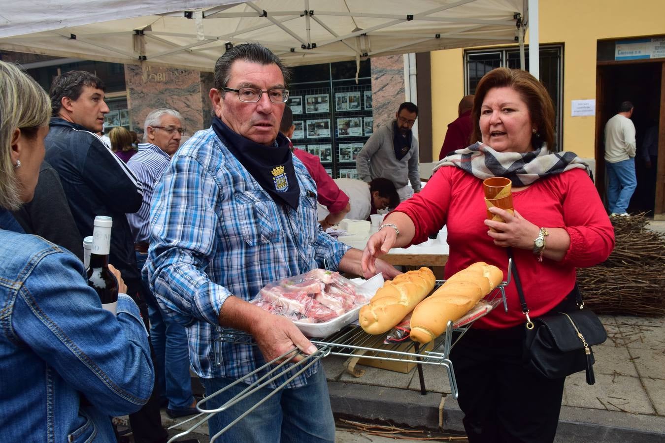 Cientos de personas disfrutaron de las chuletillas al sarmiento en la calle.