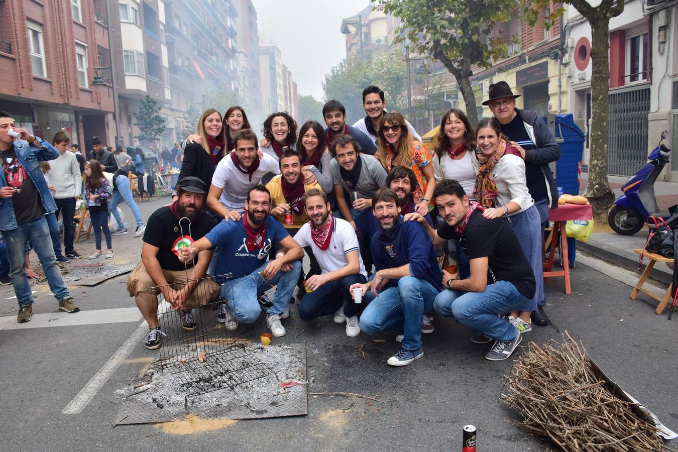 Cientos de personas disfrutaron de las chuletillas al sarmiento en la calle.