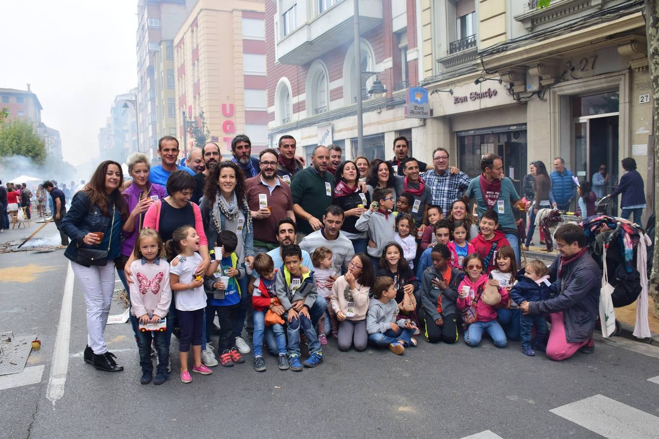 Cientos de personas disfrutaron de las chuletillas al sarmiento en la calle.