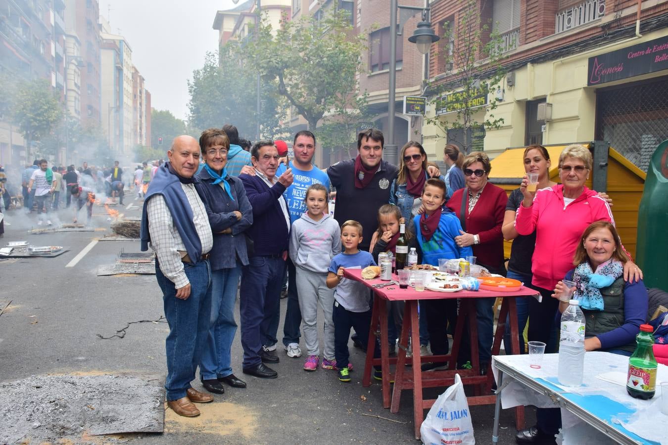 Cientos de personas disfrutaron de las chuletillas al sarmiento en la calle.