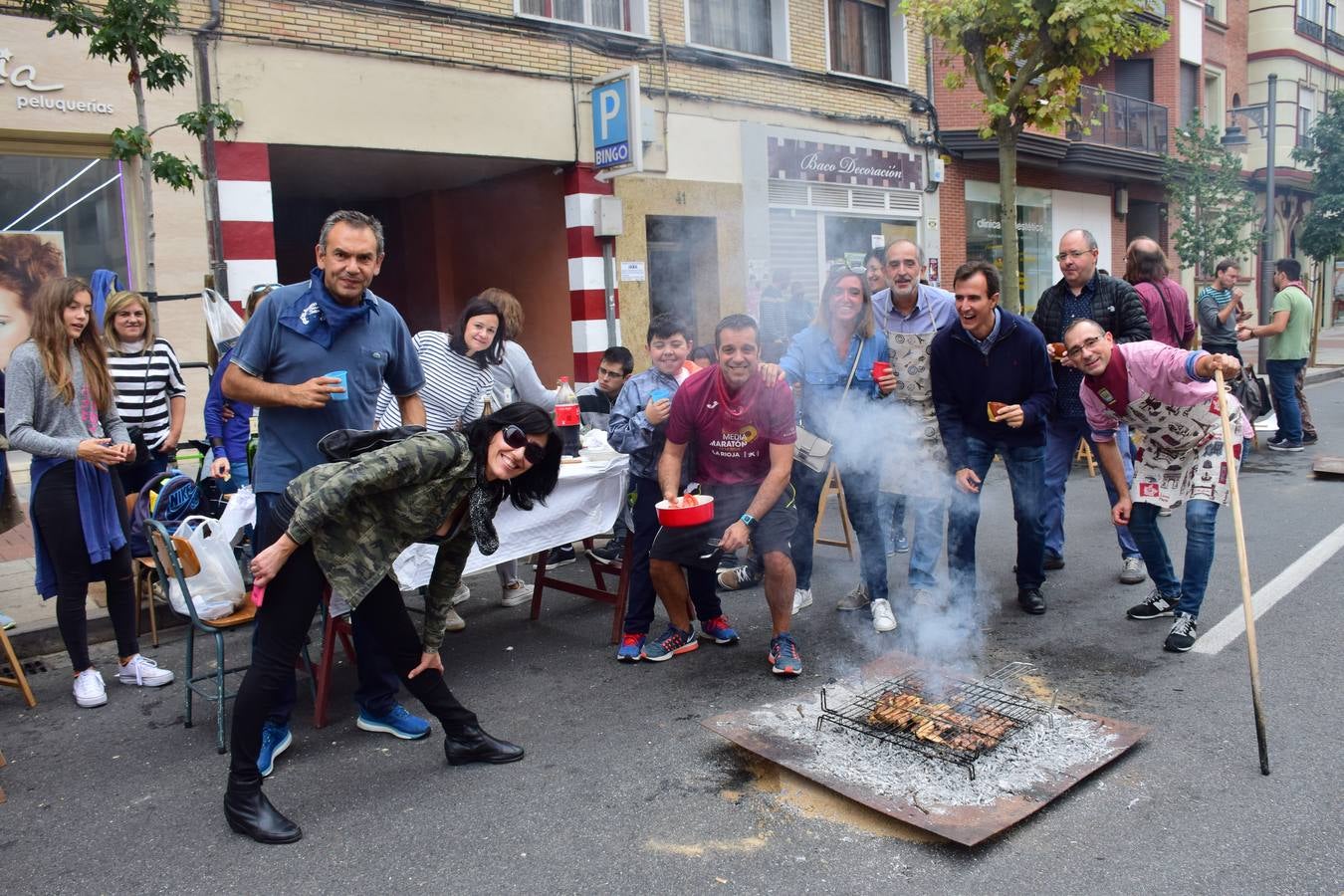 Cientos de personas disfrutaron de las chuletillas al sarmiento en la calle.