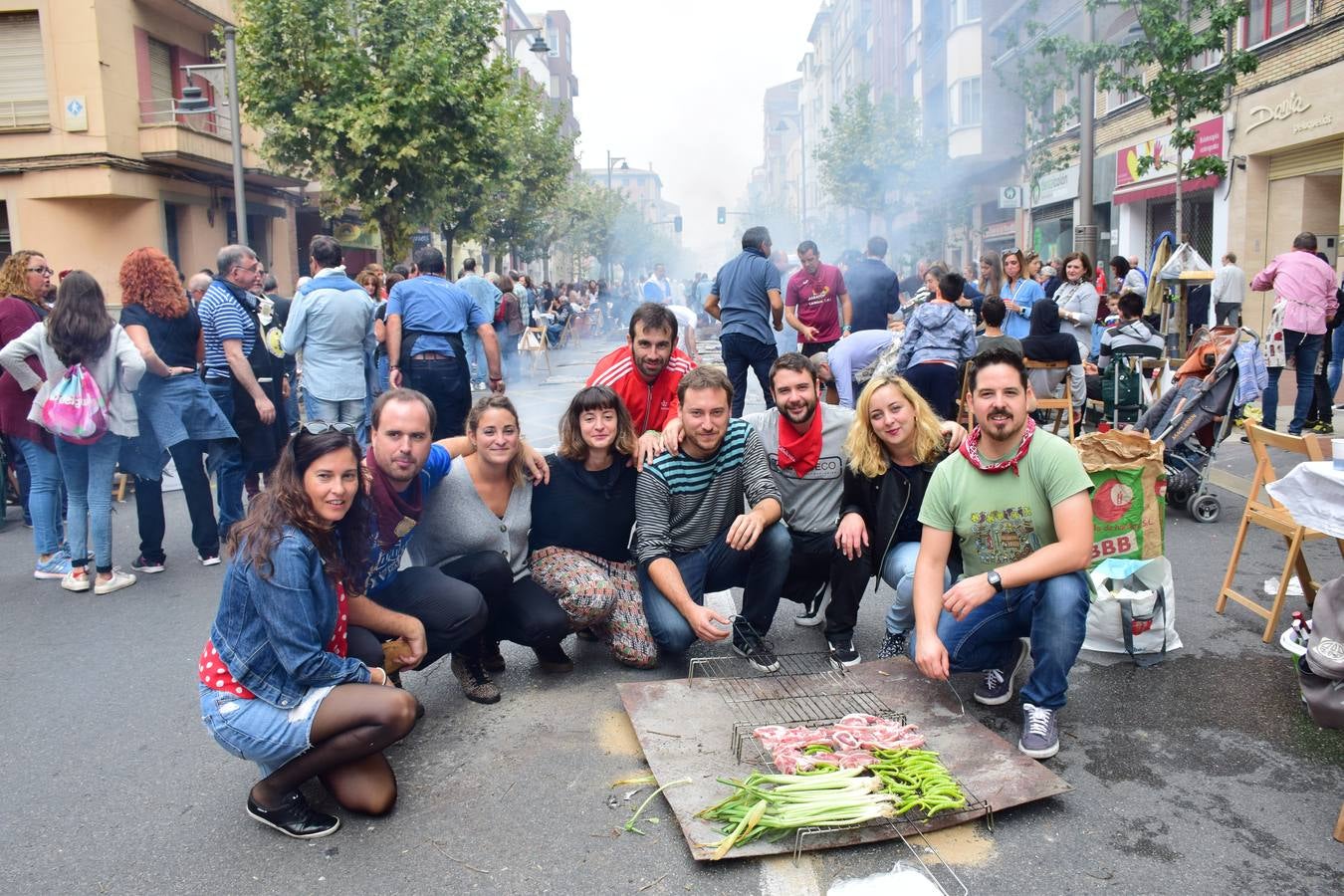 Cientos de personas disfrutaron de las chuletillas al sarmiento en la calle.