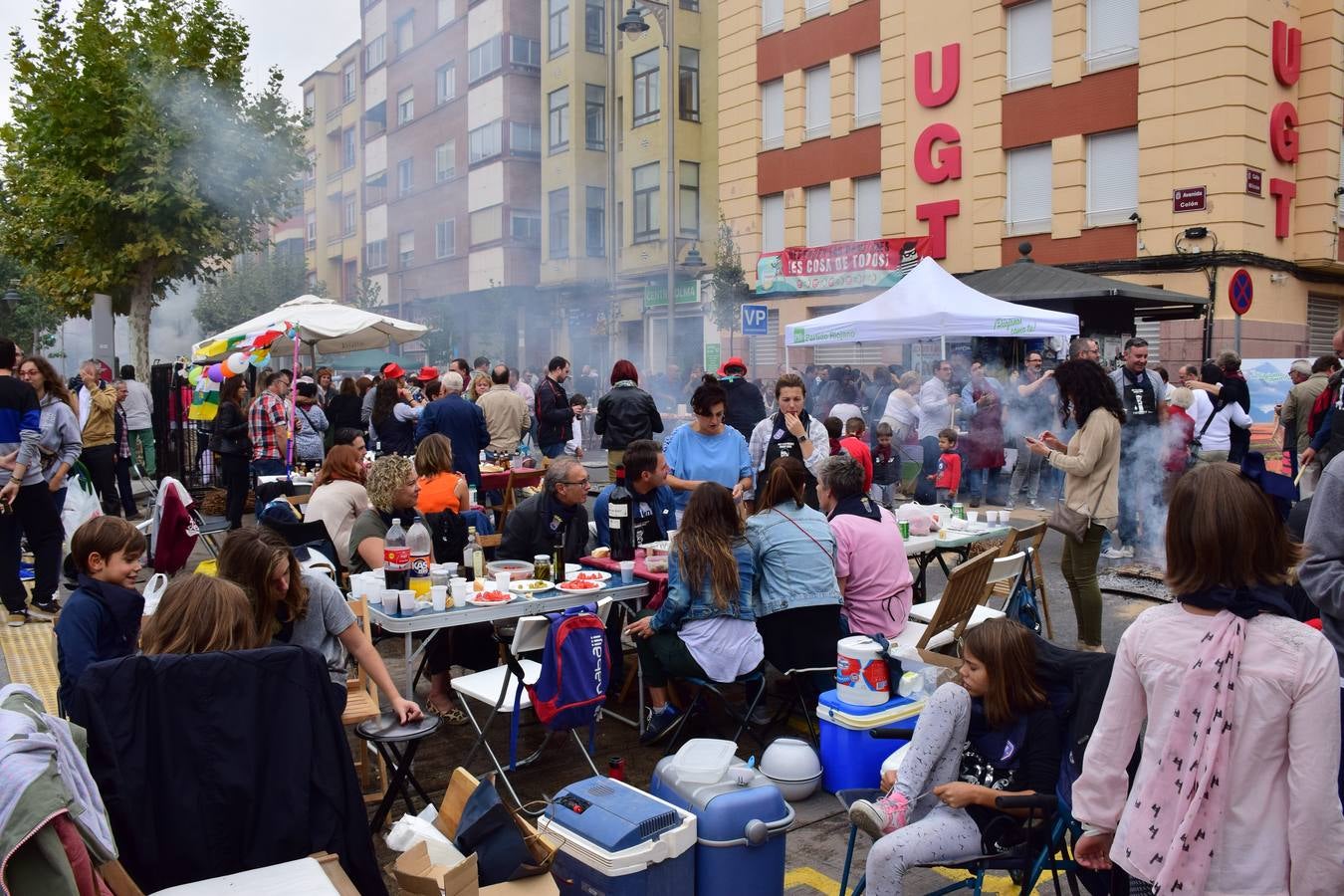 Cientos de personas disfrutaron de las chuletillas al sarmiento en la calle.