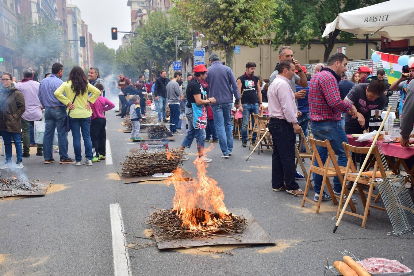 Cientos de personas disfrutaron de las chuletillas al sarmiento en la calle.