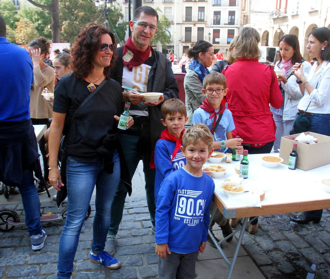 En la plaza del mercado los asistentes pudieron disfrutar de salchichón asado y patatas guisadas.