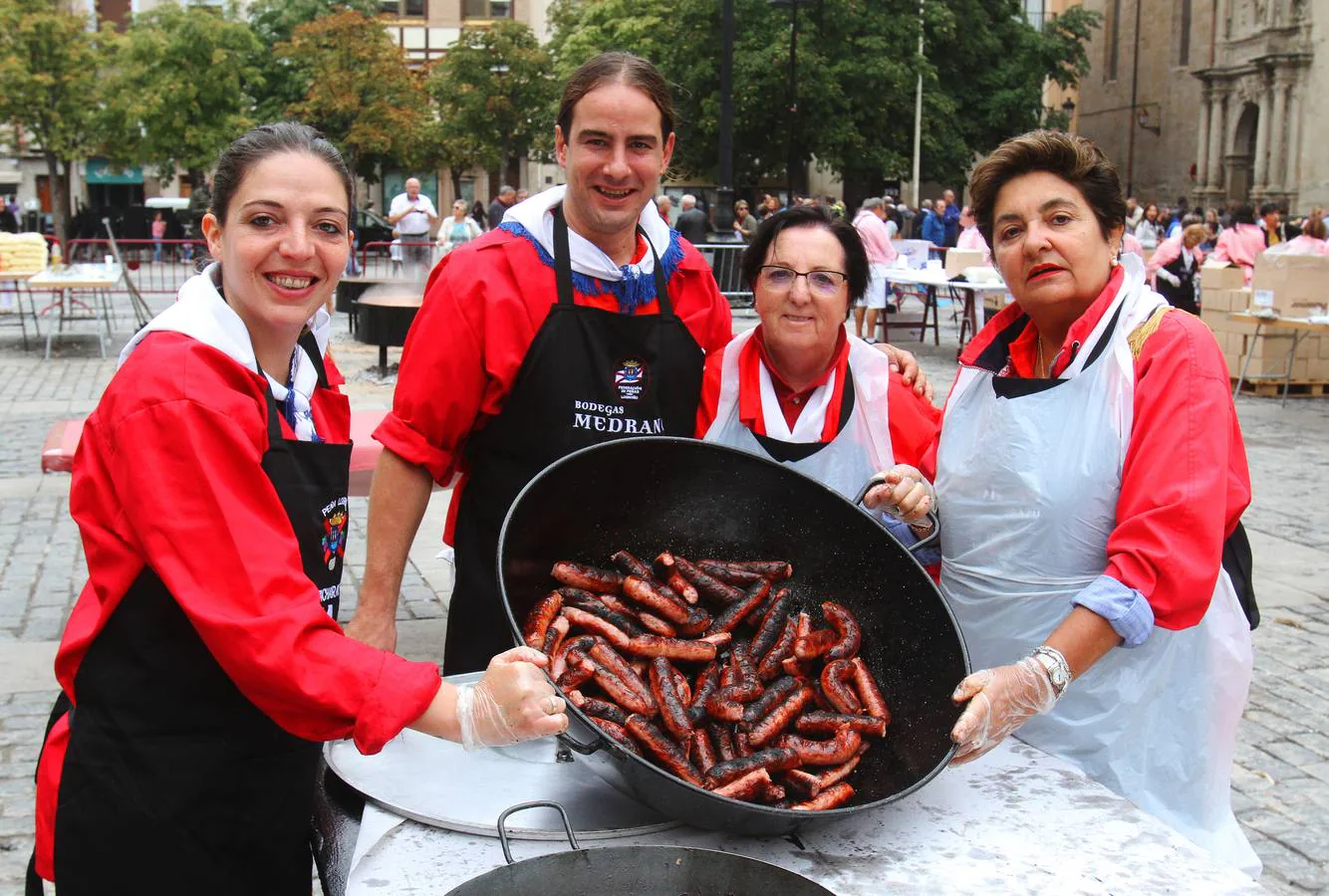 En la plaza del mercado los asistentes pudieron disfrutar de salchichón asado y patatas guisadas.