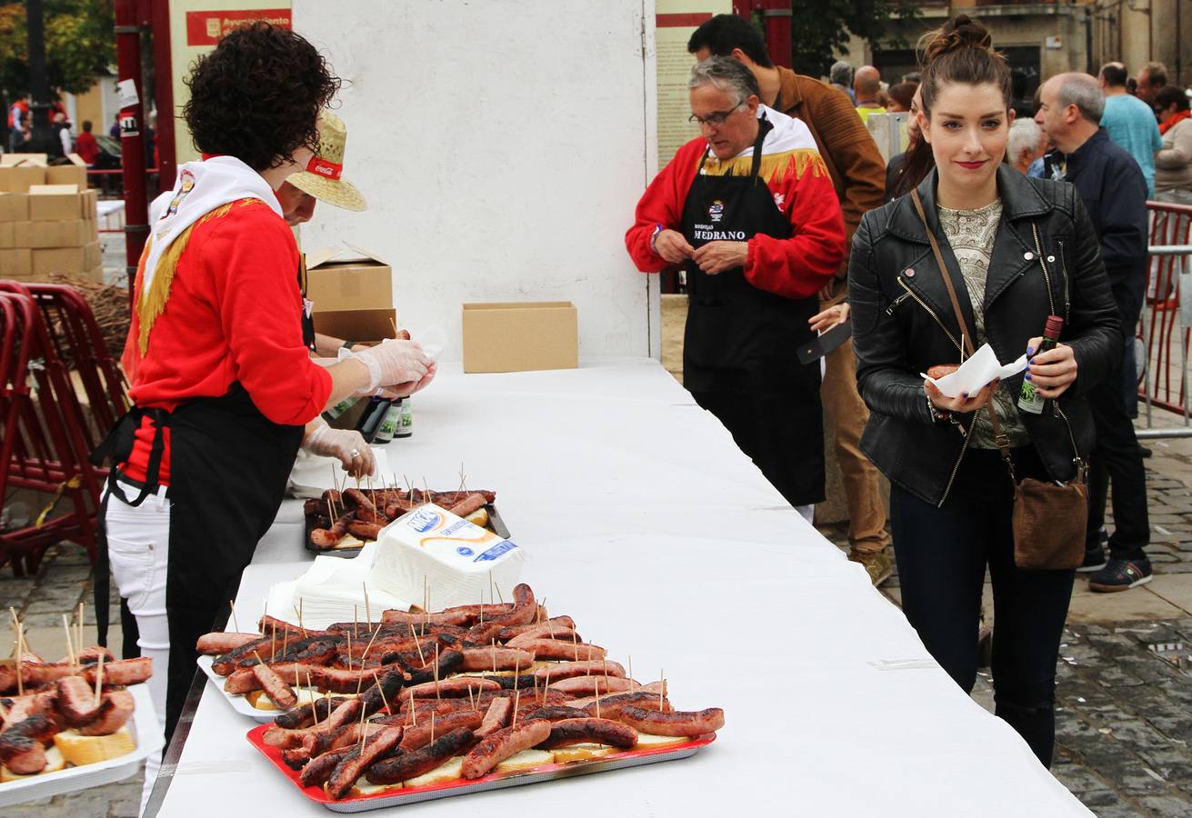 En la plaza del mercado los asistentes pudieron disfrutar de salchichón asado y patatas guisadas.