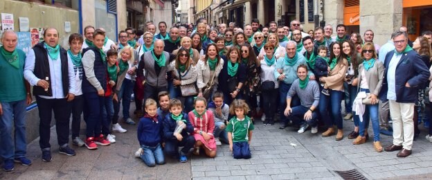 Socios del Berceo, en el encuentro celebrado ayer. :: Miguel hererosUna de las instituciones con más solera de Logroño, el Club Deportivo Berceo, aprovechó ayer la jornada postrera de las fiestas mateas para celebrar una quedada de socios en Logroño. Ataviados con el pañuelo verde tradicional de la entidad, decenas de asistentes se encontraron en la calle san Agustín para reforzar sus vínculos de amistad y de pertenencia al club de La Isla.