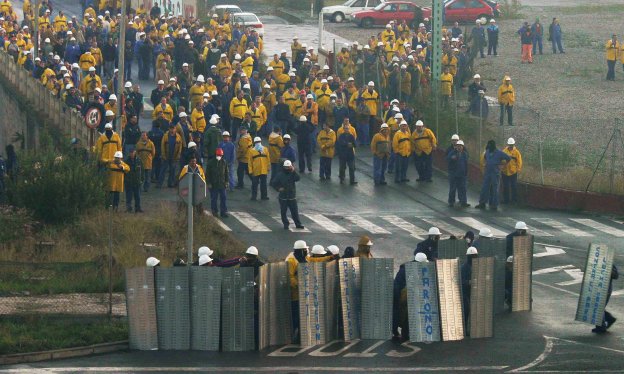 Protesta de los trabajadores de La Naval (Sestao) en 2004, dos años antes de la privatización. :: luis ángel gómez