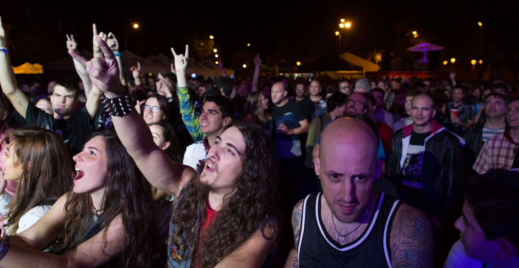 Llenazo en el Espacio Peñas que se llenó de amantes del heavy para disfrutar de estas tres bandas tributo..