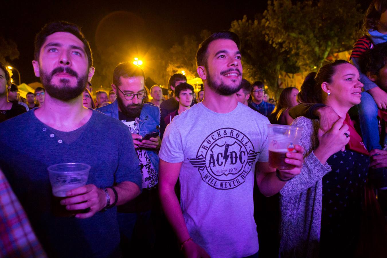 Llenazo en el Espacio Peñas que se llenó de amantes del heavy para disfrutar de estas tres bandas tributo..