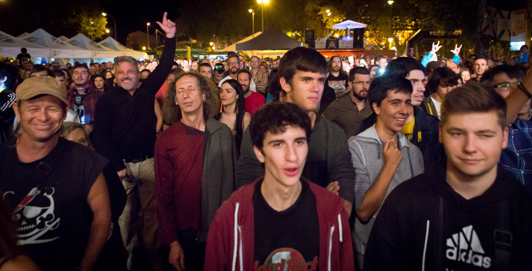 Llenazo en el Espacio Peñas que se llenó de amantes del heavy para disfrutar de estas tres bandas tributo..