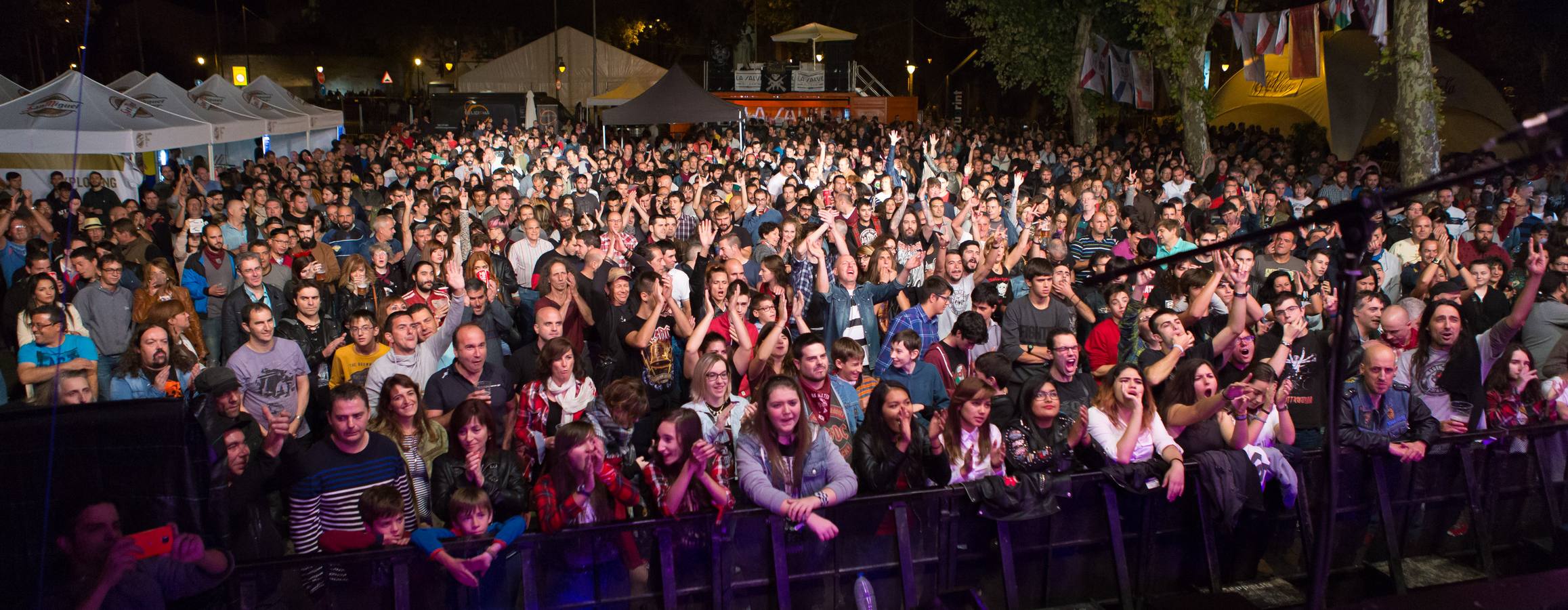 Llenazo en el Espacio Peñas que se llenó de amantes del heavy para disfrutar de estas tres bandas tributo..