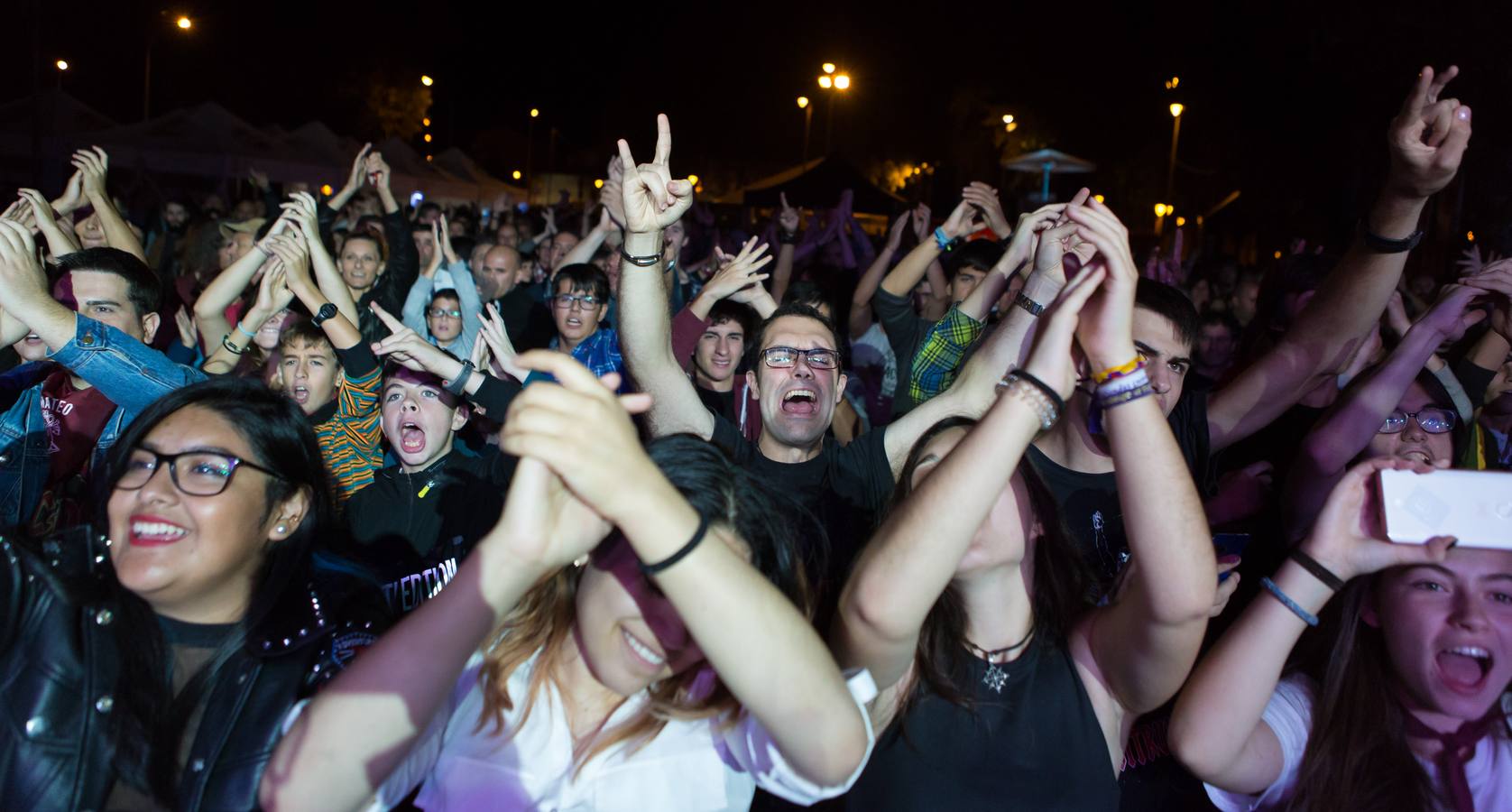 Llenazo en el Espacio Peñas que se llenó de amantes del heavy para disfrutar de estas tres bandas tributo..