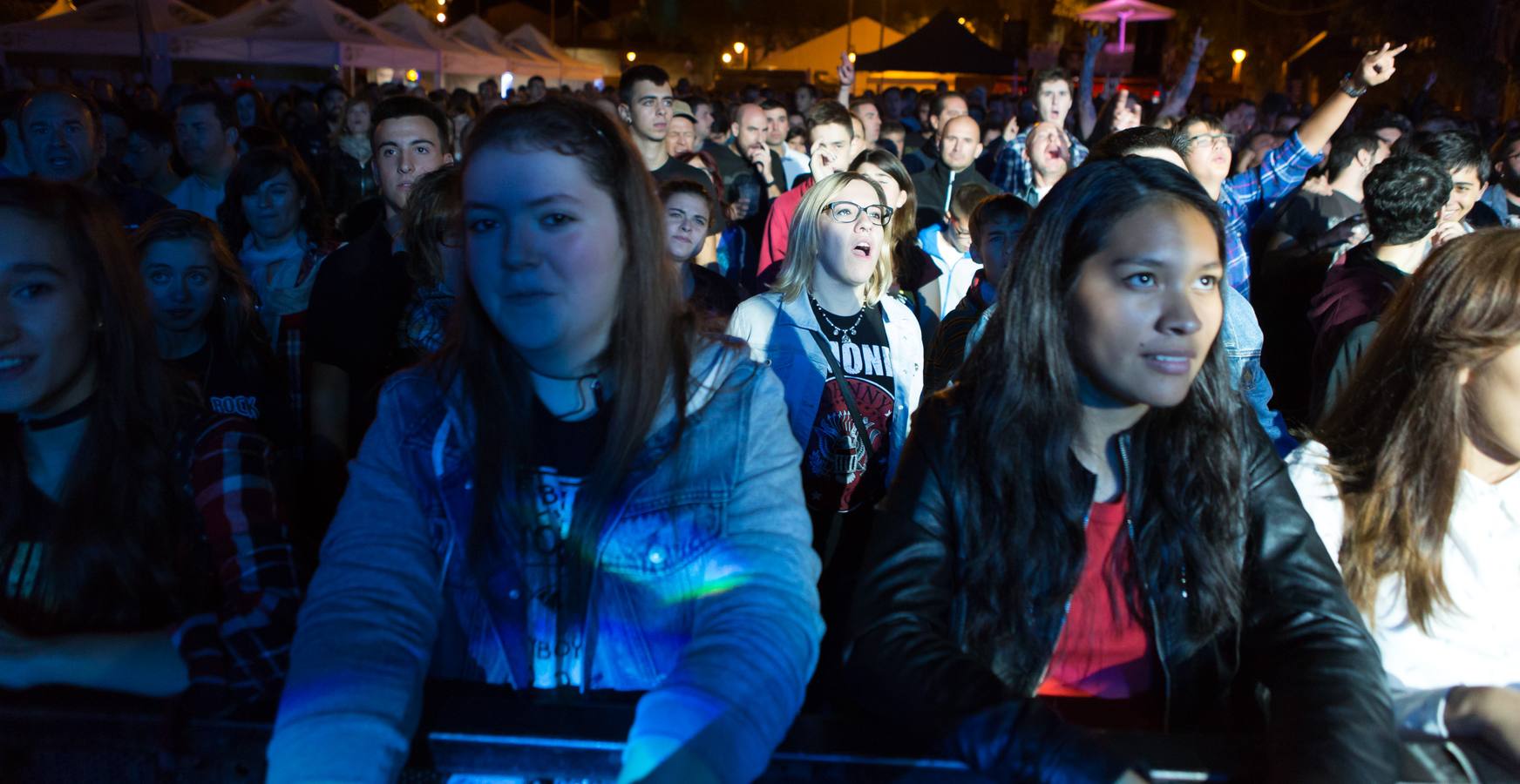 Llenazo en el Espacio Peñas que se llenó de amantes del heavy para disfrutar de estas tres bandas tributo..