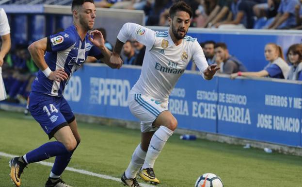 Isco conduce la pelota ante Burgui. 