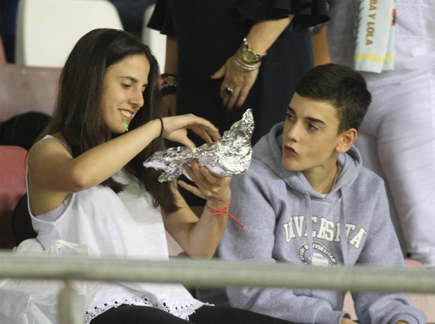   Los mejores momentos. Homenajear al capitán blanquirrojo o comerse un bocata, dos de las pocas cosas buenas de ayer.