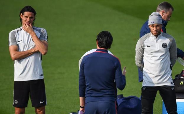 Cavani y Neymar atienden las indicaciones de Emery. 