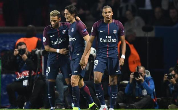 Neymar, Cavani y Mbappé celebran uno de los tres goles del PSG al Bayern. 